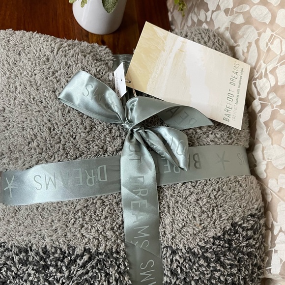 - BAREFOOT DREAMS warm grey/carbon new with tags - Picture 9 of 10